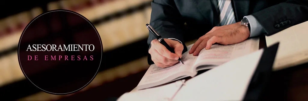 Asesoría José Arnedo Persona firmando documento